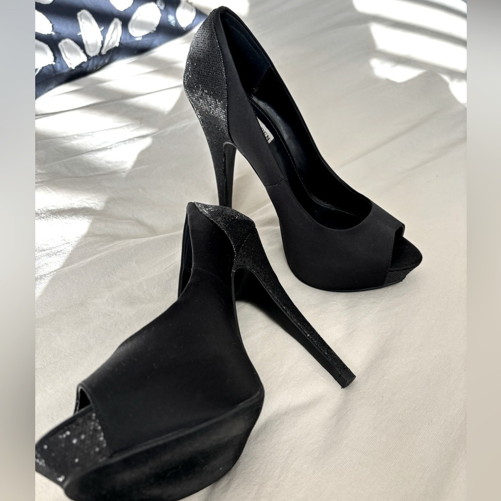 Steve Madden Black Pumps with Glitter Detailing - Size 9 with 4-5 inch heel!